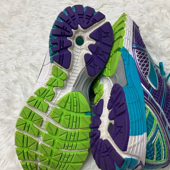 Brooks sneaker size 4 - Picture 6 of 11